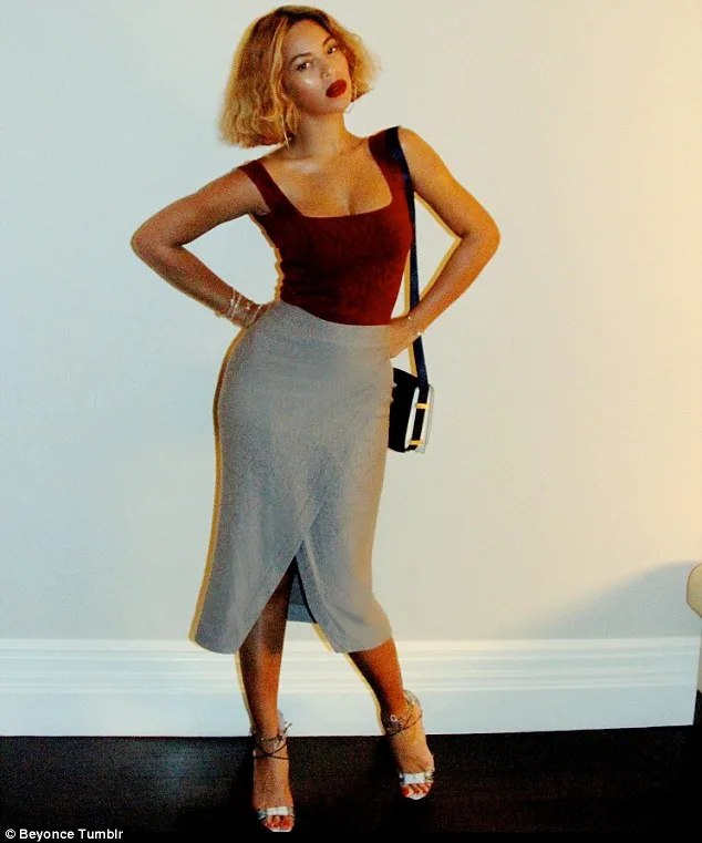 1415625145336_wps_18_Beyonce_selfies_BEYONCE_C