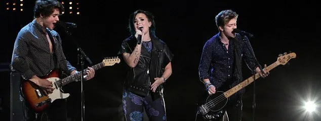 Η Demi Lovato και οι The Vamps σε ζωντανή εμφάνιση στη σκηνή.