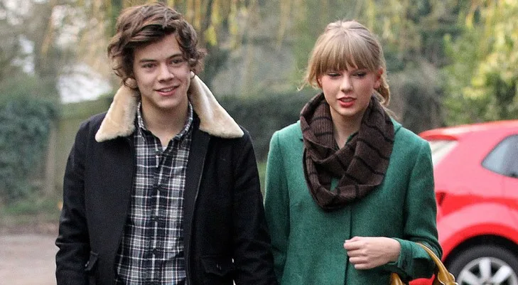 Η Taylor Swift και ο Harry Styles περπατούν μαζί σε εξωτερικό χώρο.