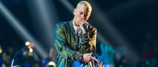 Ο Eminem στη σκηνή κρατώντας μικρόφωνο
