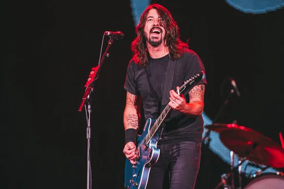 Ο Dave Grohl των Foo Fighters παίζει κιθάρα και τραγουδάει σε συναυλία.