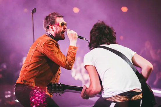 Οι Kasabian σε ζωντανή εμφάνιση στη σκηνή.