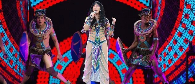 Η Cher στη σκηνή με χορευτές