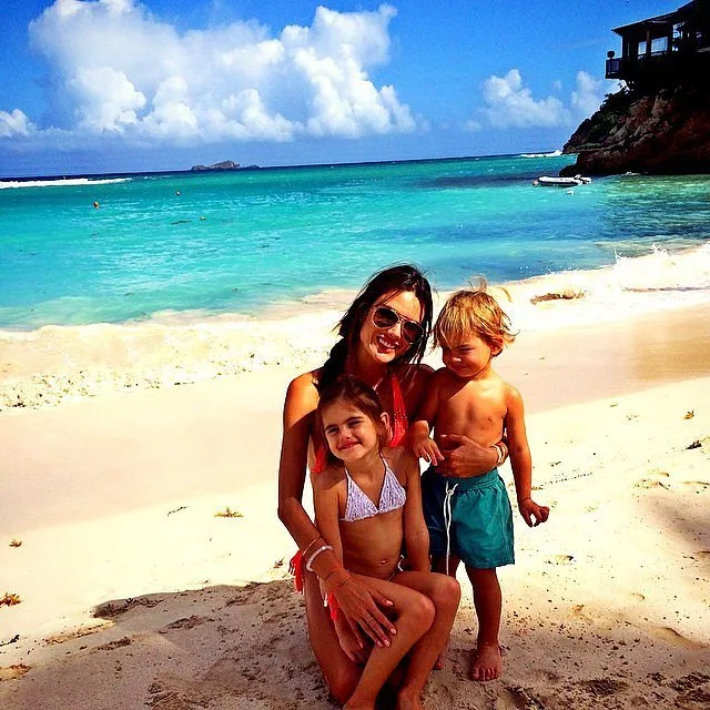 Alessandra-Ambrosio-Bikini-St-Barts-Pictures-2