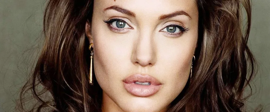Κοντινό πορτρέτο της Angelina Jolie με καστανά μαλλιά και γαλάζια μάτια.