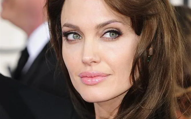 Κοντινό πορτρέτο της Angelina Jolie