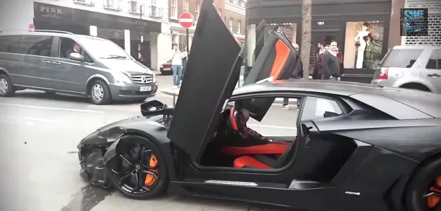 Κατεστραμμένη μαύρη Lamborghini Aventador στο Λονδίνο