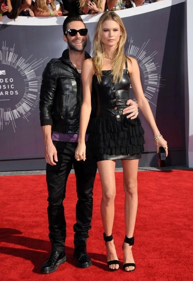 Behati-Prinsloo-and-Adam-Levine-rock-complimenting-outfits-to-the-VMAs