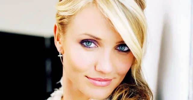Κοντινό πορτρέτο της Cameron Diaz με ξανθά μαλλιά και έντονο μακιγιάζ στα μάτια.