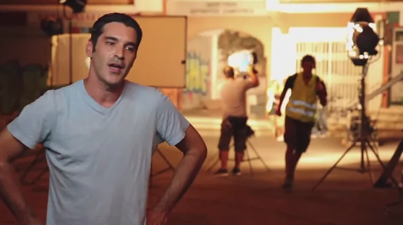 Ο Χριστόφορος Παπακαλιάτης σε γυρίσματα ταινίας.