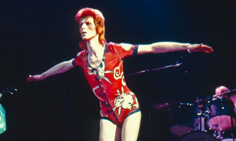 Ο David Bowie στη σκηνή με το εμβληματικό κοστούμι Ziggy Stardust.