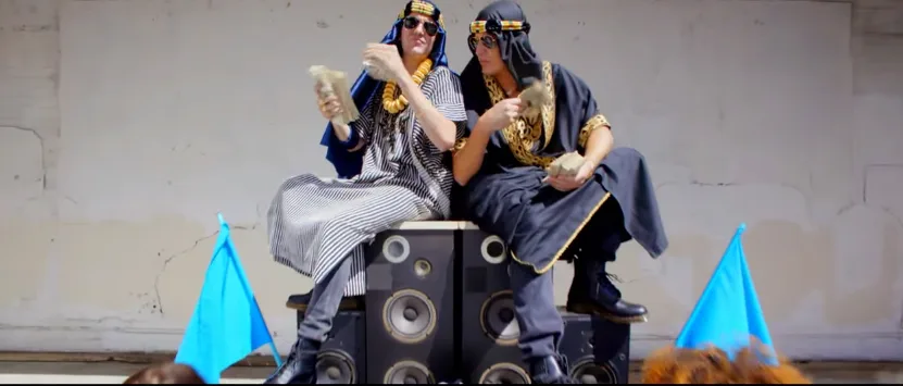 Ο Dillon Francis και ο DJ Snake σε σκηνή από το βίντεο κλιπ Get Low.