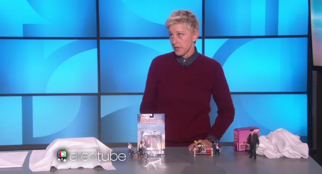 Η Ellen DeGeneres παρουσιάζει περίεργα παιχνίδια στο πλατό της εκπομπής της.