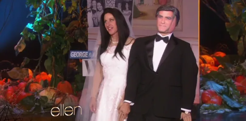 Η Ellen DeGeneres μεταμφιεσμένη σε νύφη δίπλα σε ομοίωμα του George Clooney.
