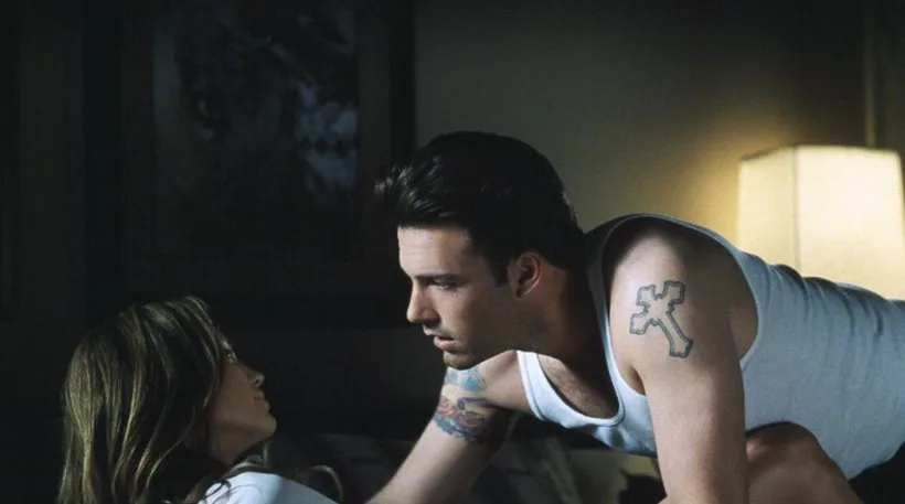 Η Jennifer Lopez και ο Ben Affleck σε σκηνή από ταινία.