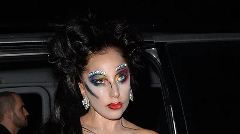 Η Lady Gaga με εκκεντρικό μακιγιάζ και μαύρα μαλλιά.