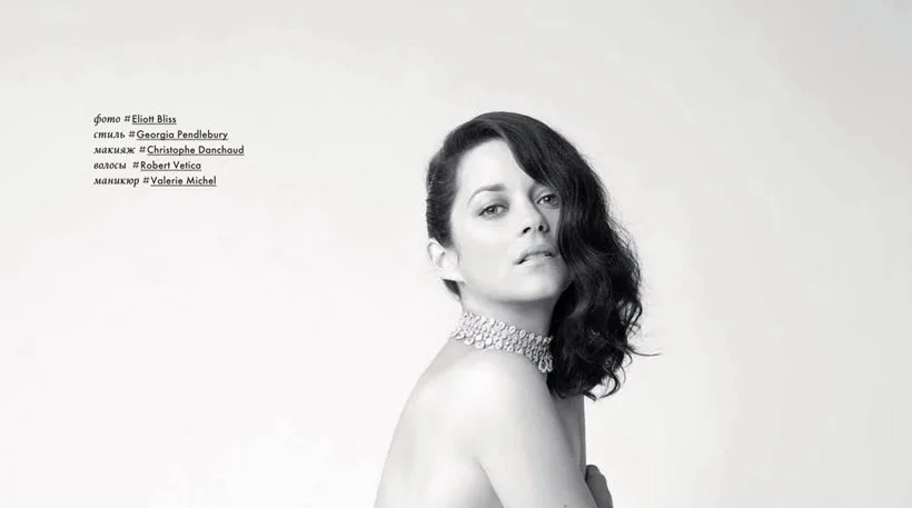 Η Marion Cotillard σε ασπρόμαυρη καλλιτεχνική φωτογράφηση.