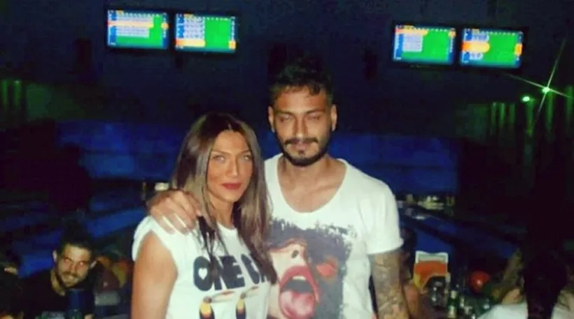 Η Αγγελική Ηλιάδη και ο Σάββας Γκέντσογλου σε χώρο μπόουλινγκ.