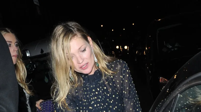 Η Kate Moss με μπλε πουκαμίσα με χρυσές λεπτομέρειες και εντυπωσιακά σκουλαρίκια.