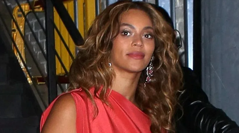 Η Beyonce με κόκκινο φόρεμα και μακριά κυματιστά μαλλιά.