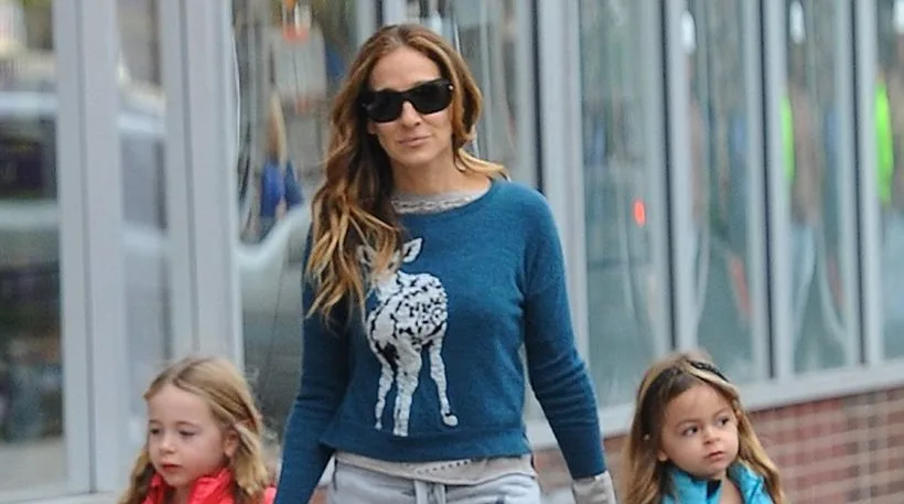 Η Sarah Jessica Parker με μπλε μπλούζα που απεικονίζει ένα ελαφάκι περπατάει με τα παιδιά της.