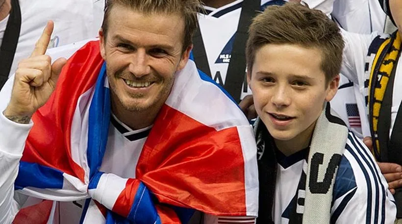 Ο David Beckham με τον γιο του Brooklyn Beckham σε γήπεδο