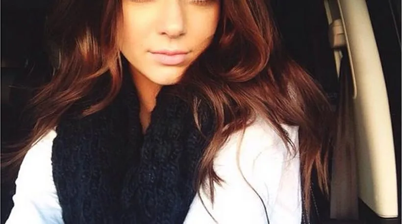 Η Kendall Jenner με μαύρο κασκόλ και λευκό ρούχο.
