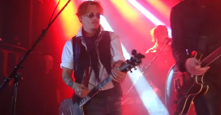 Ο Johnny Depp παίζει ηλεκτρική κιθάρα στη σκηνή.
