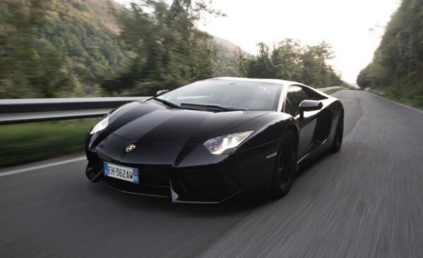 Viral: Lamborghini 300.000 λιρών παίρνει φωτιά στη μέση του δρόμου!