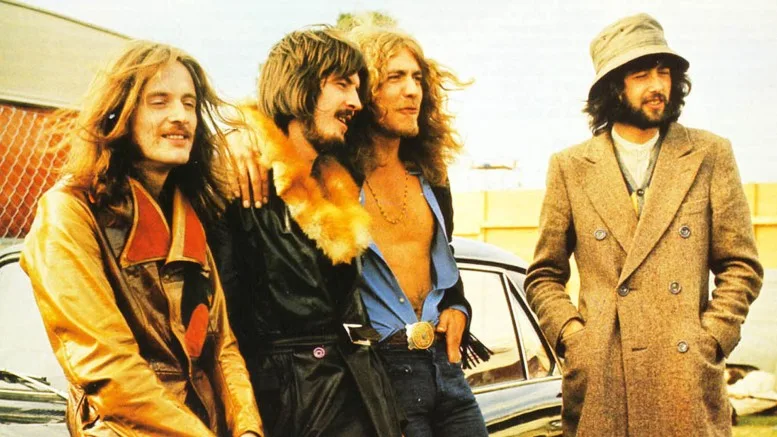 Τα μέλη του συγκροτήματος Led Zeppelin σε εξωτερικό χώρο.