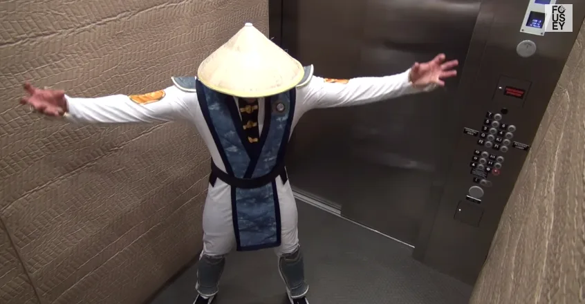 Άνδρας ντυμένος ως Raiden από το Mortal Kombat μέσα σε ασανσέρ.