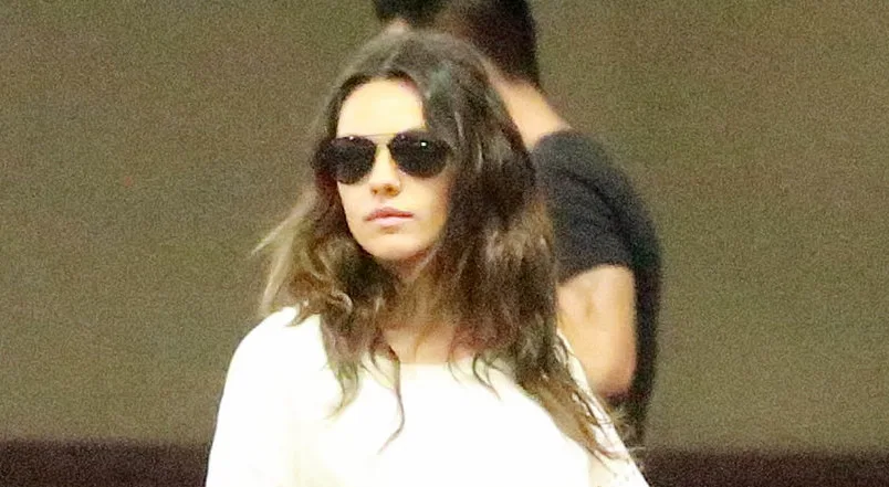 Η Mila Kunis με γυαλιά ηλίου και λευκό τοπ.