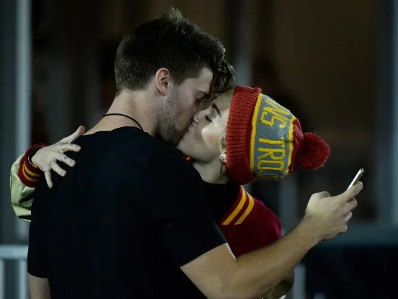 Miley-Cyrus-Kisses-Patrick-Schwarzenegger-1-580x435