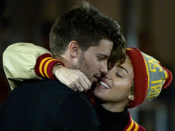 Miley-Cyrus-Kisses-Patrick-Schwarzenegger-2-580x435