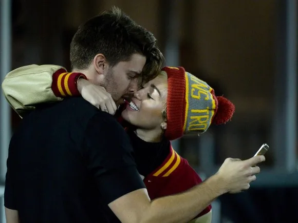 Miley-Cyrus-Kisses-Patrick-Schwarzenegger-4-580x435