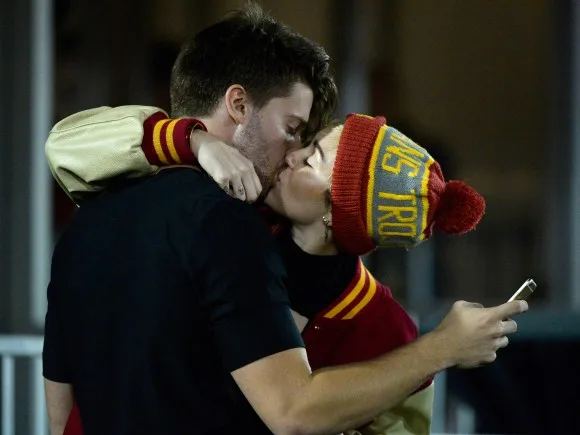 Miley-Cyrus-Kisses-Patrick-Schwarzenegger-5-580x435
