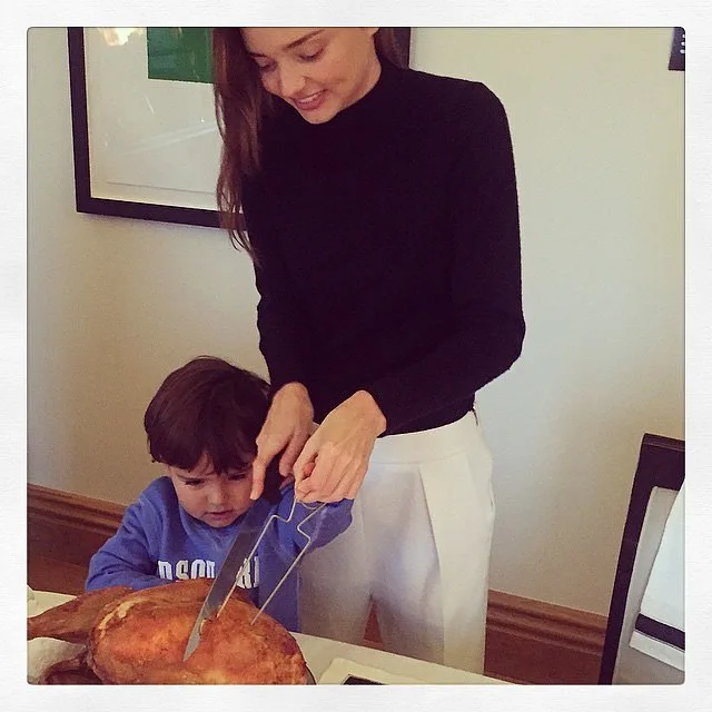 Miranda-Kerr-got-help-carving-turkey-from-her-son-Flynn-Bloom
