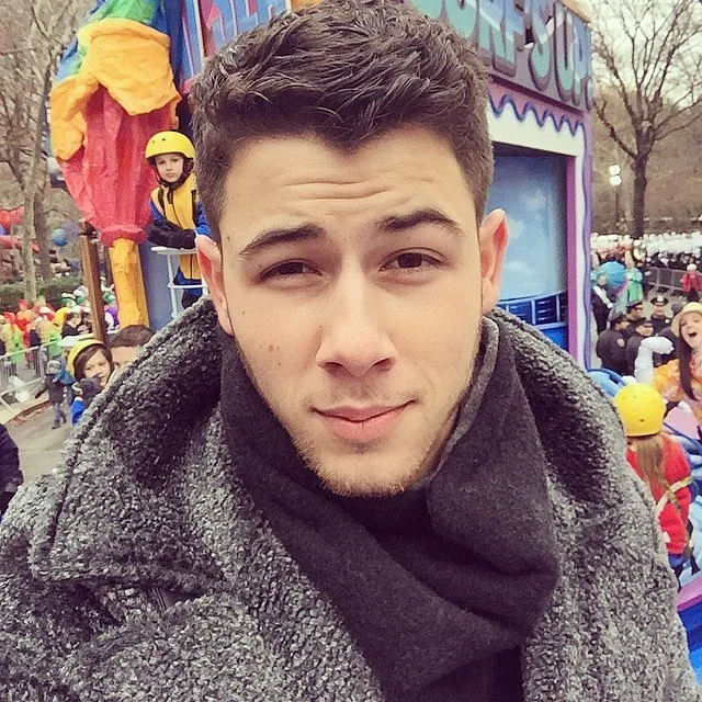 Nick-Jonas-snapped-selfie-from-Macy-Thanksgiving-Day-parade