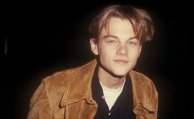 Ο Leonardo DiCaprio σε νεαρή ηλικία με καφέ σουέντ τζάκετ.