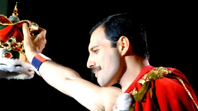 Ο Freddie Mercury με βασιλικό στέμμα και κόκκινη κάπα στη σκηνή.