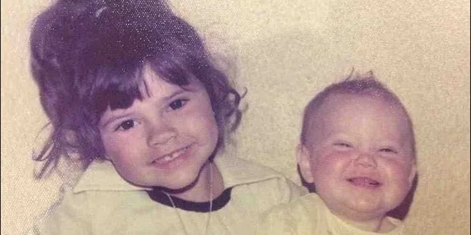 Η Victoria Beckham σε παιδική ηλικία μαζί με την αδελφή της.