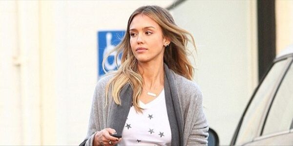 H Jessica Alba τα δίνει…όλα στο γυμναστήριο! Δείτε τη σέξυ ηθοποιό