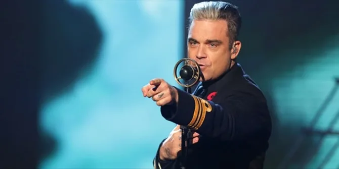 Ο Robbie Williams στη σκηνή με μικρόφωνο