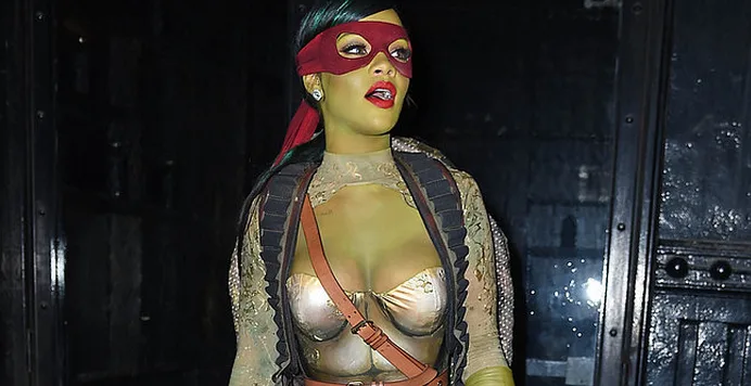 Η Rihanna ντυμένη ως Raphael από τα Χελωνονιντζάκια για το Halloween.