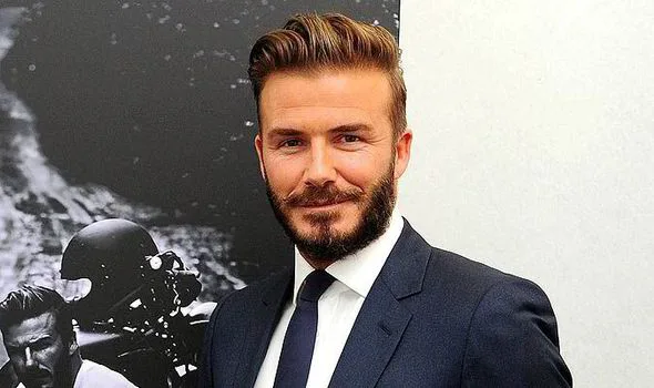 Ο David Beckham με κοστούμι και γραβάτα σε εκδήλωση.