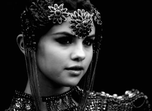 Η Selena Gomez μας δείχνει τη σέξυ της πλευρά στο νέο της τραγούδι «Do It»! Ακούστε το