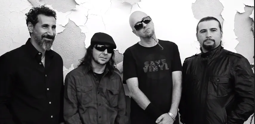 Τα μέλη του συγκροτήματος System of A Down σε ασπρόμαυρη φωτογραφία.