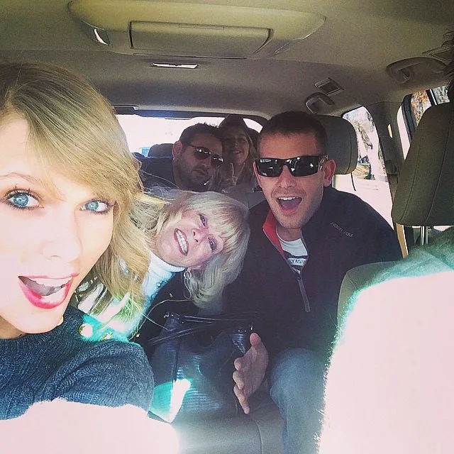 Taylor-Swift-rode-carful-cousins