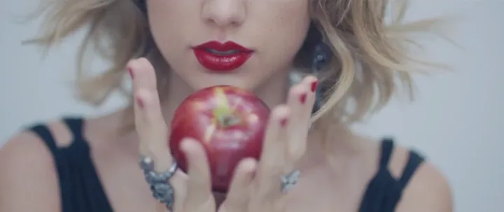 Η Taylor Swift κρατάει ένα κόκκινο μήλο στο video clip του Blank Space.