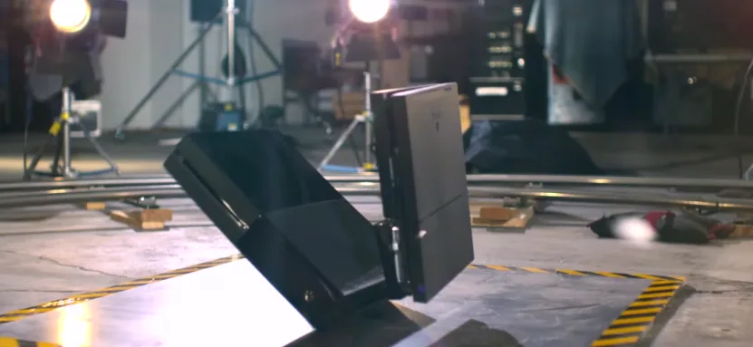 Κονσόλες Xbox One και PS4 σε πλατό για τεστ αντοχής.
